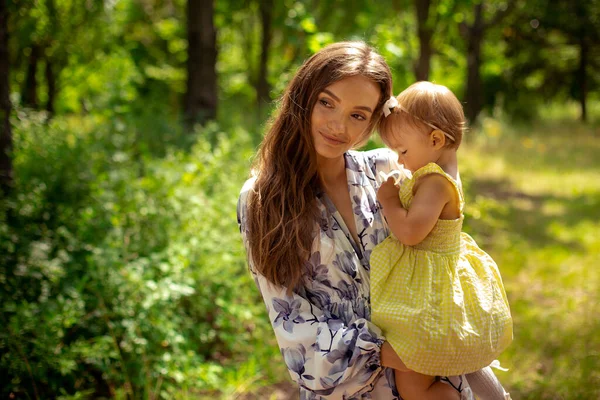 Vrolijk Jong Moeder Houdt Haar Kleine Baby Meisje Glimlacht Bij — Stockfoto