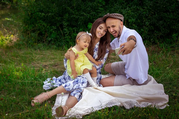 Schöne Junge Familie Macht Selfie Auf Picknick Eltern Mit Kleiner — Stockfoto