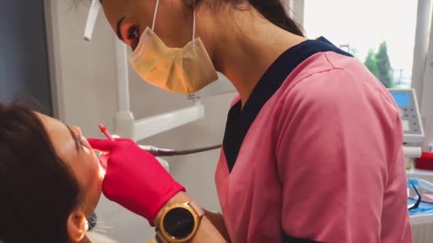 Dokter Gigi Merawat Gigi Pasien Yang Cantik — Stok Video