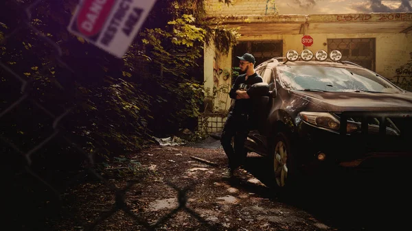 Último Homem Terra Está Perto Carro Abandonado Depois Pandemia Vírus — Fotografia de Stock