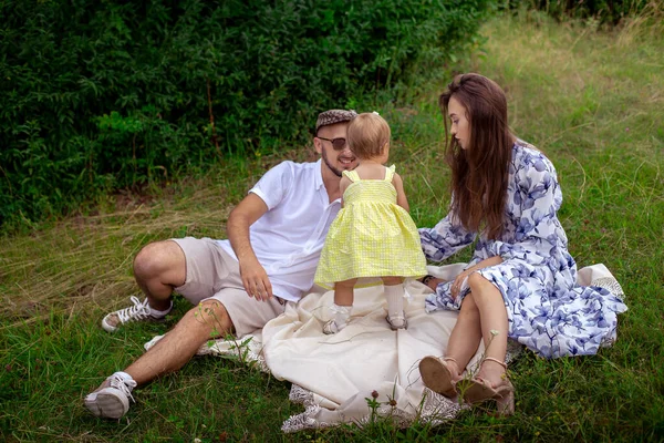 Glückliche Junge Familie Die Spaß Park Hat Eltern Mit Tochter — Stockfoto