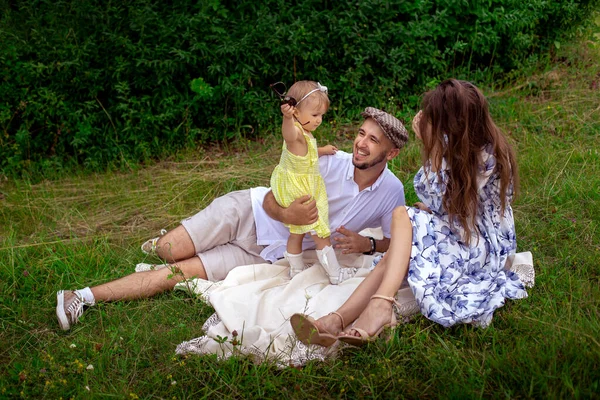 Glückliche Familie Die Spaß Park Hat Eltern Mit Tochter Entspannen — Stockfoto