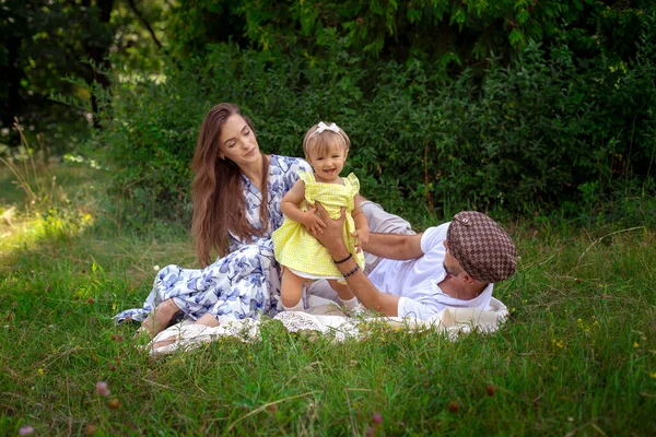 Portret Van Gelukkig Jong Gezin Speelt Met Hun Liitle Dochtertje — Stockfoto