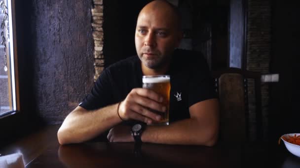 Yalnız Orta Yaşlı Adam Bira Içer Yalnız Alkolik Adam Bira — Stok video