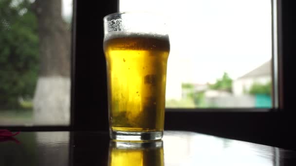 Close Van Koud Fizzy Bier Een Transparant Glas Tafel — Stockvideo