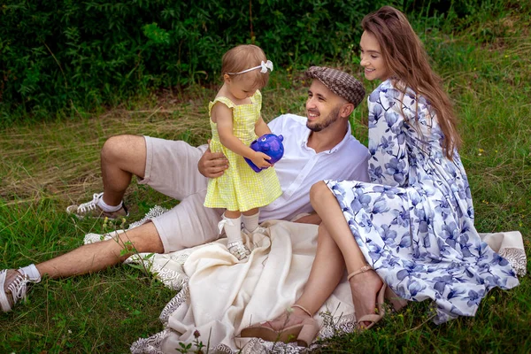 Eltern mit Tochter entspannen sich beim Picknick im Freien — Stockfoto