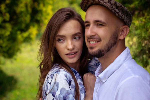 Retrato Horizontal Una Hermosa Pareja Enamorada Mirando Hacia Otro Lado —  Fotos de Stock