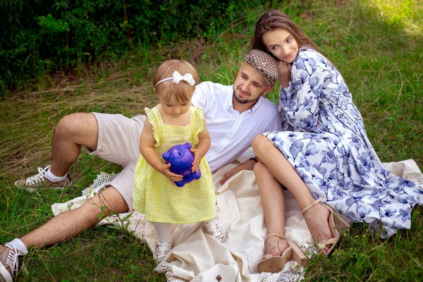 Hermosa Familia Con Hija Relajándose Aire Libre Padres Felices Divirtiéndose — Foto de Stock
