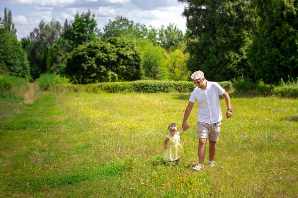 Papa Spaziert Mit Seiner Kleinen Tochter Auf Der Wiese — Stockfoto