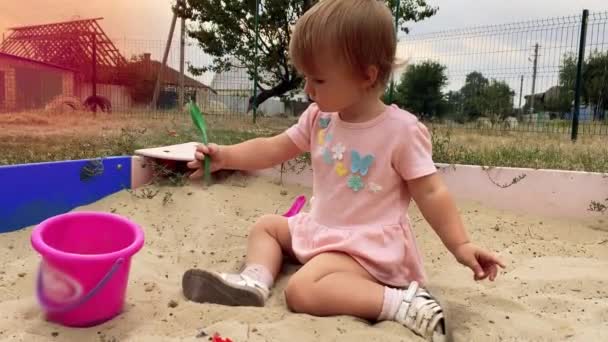Roztomilý Malý Kavkazský Dítě Dívka Růžové Šaty Hraje Pískovišti Lopatou — Stock video