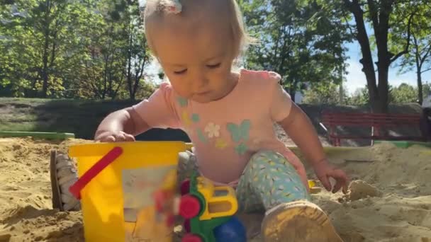 Bonita Niña Juega Arenero Con Juguetes Hora Verano — Vídeo de stock