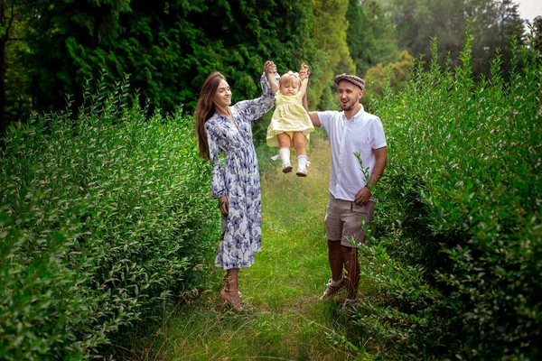 Glückliche Junge Eltern Spielen Mit Ihrem Kleinen Mädchen Grünen Garten — Stockfoto