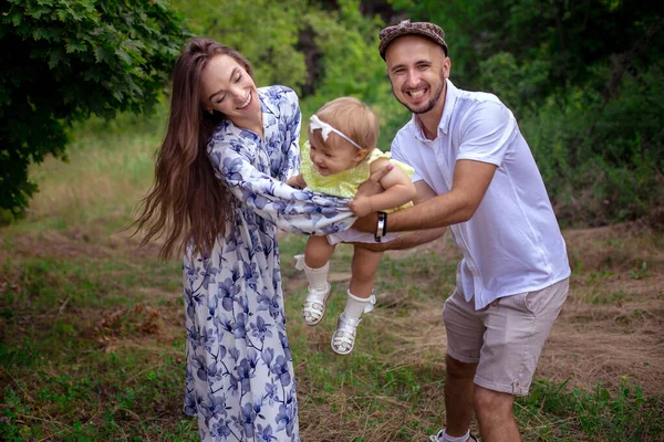 Feliz Caucásico Padres Juega Con Poco Hija Riendo Verde Jardín — Foto de Stock