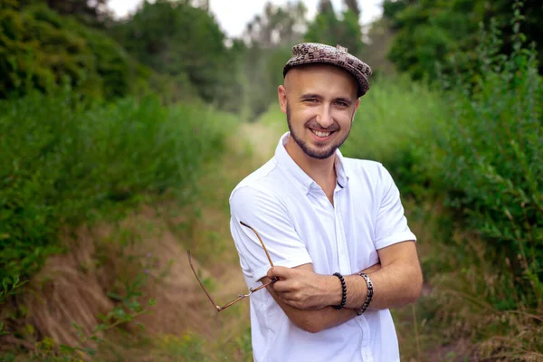 Jonge Vrolijke Blanke Man Met Hoed Wit Shirt Glimlacht Camera — Stockfoto