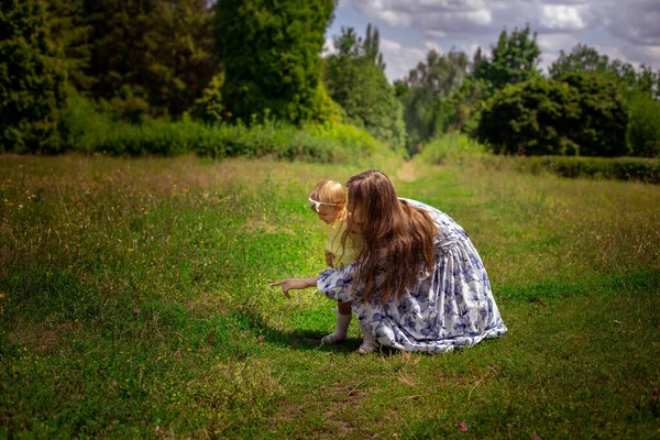 Mamma Pekar Finger Sin Lilla Dotter Till Det Gröna Gräset — Stockfoto