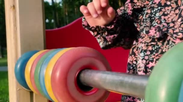 Nahaufnahme Des Kleinen Mädchens Verschiebt Rote Kreise Auf Der Gelben — Stockvideo