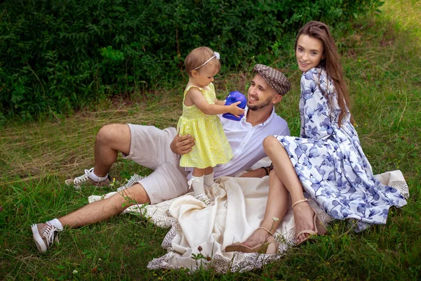 Joven Familia Caucásica Con Hija Relajándose Aire Libre Padres Felices — Foto de Stock