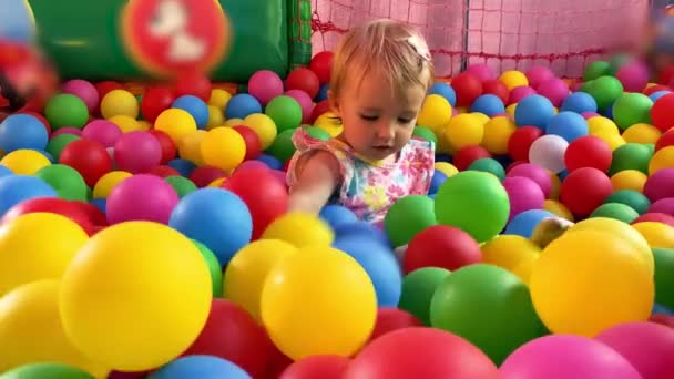 Alegre Niña Pequeña Juega Con Bolas Multicolores Piscina Infantil — Vídeos de Stock