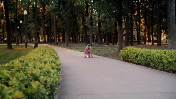 Güzel Beyaz Tenli Esmer Kadın Parkta Pratik Yapıyor Sıcak Yaz — Stok video