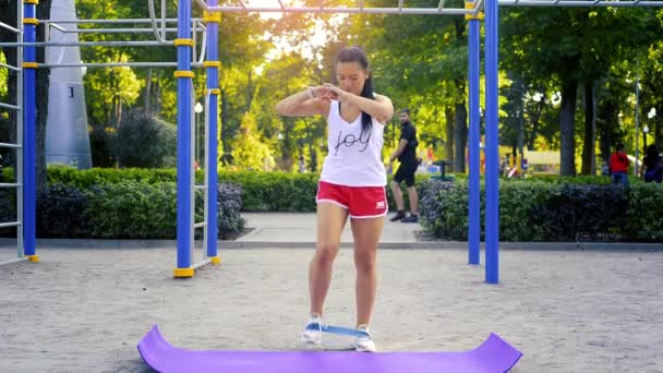 Bastante Mujer Caucásica Adulta Entrenar Sus Músculos Pierna Con Goma — Vídeo de stock