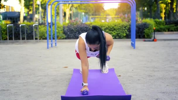 Kaukasische Frau Trainiert Ihre Bizeps Muskeln Mit Hanteln Auf Einem — Stockvideo