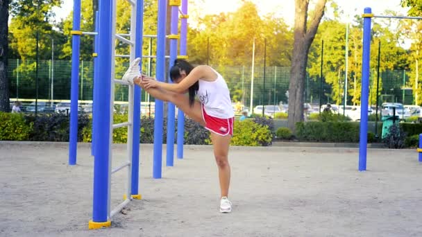 Dorosłych Brunetka Kaukaskie Kobieta Rozciągając Nogi Ulicy Siłownia Ciepły Letni — Wideo stockowe