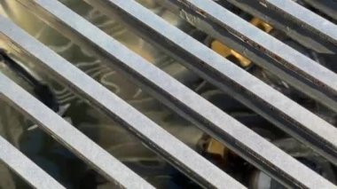 Suyun kapağı demir ızgaranın altından akıyor.