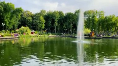 Göl ve çeşmeli yeşil parkın manzarası