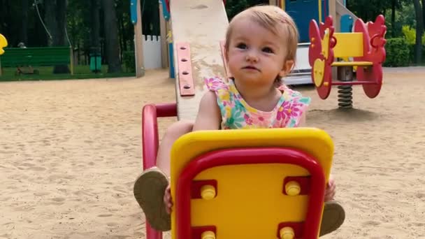 Linda Rubia Caucásica Niña Vestido Con Estampado Flores Juega Parque — Vídeos de Stock