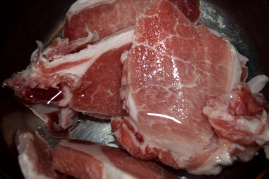 Su ile bir tencerede çiğ domuz eti