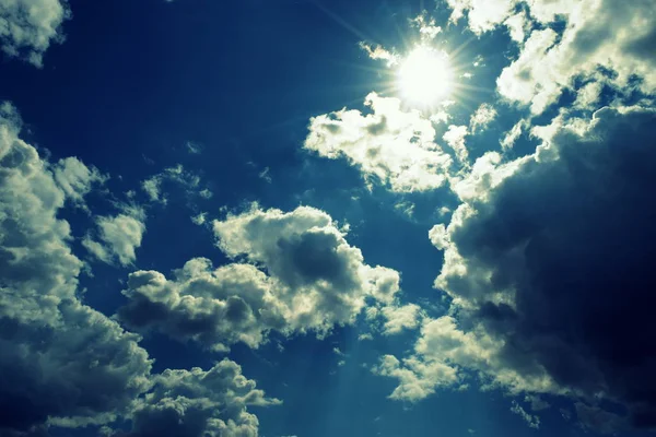 Soyut resim, güneş, bulutlar ve mavi gökyüzü