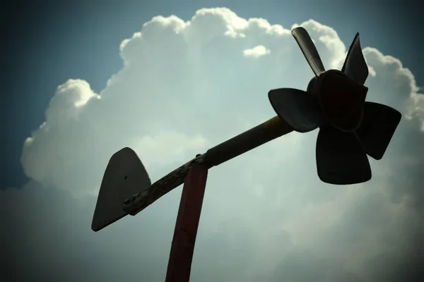 Bir bulutun arka planında hava durumu