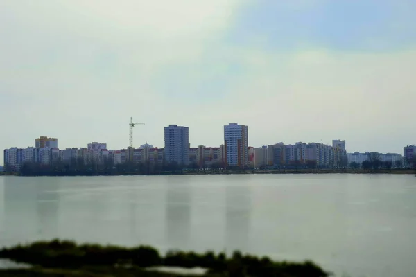 Gölün kıyısında şehrin güzel görünümü