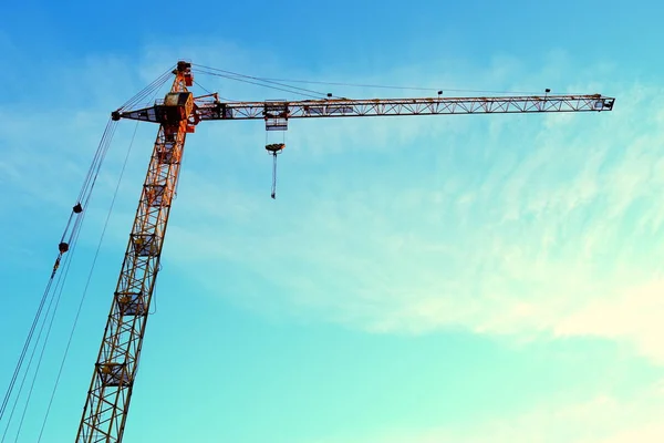 Beyaz bulutlu mavi bir gökyüzü arka planı üzerinde vinç
