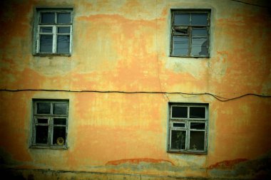 Bina duvarının dört pencereli parça parçası