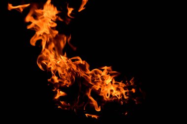 Siyah bir arka plan portakal alev alev