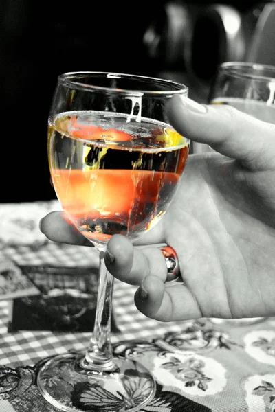 Ein Glas Sekt Der Hand Ihres Mannes — Stockfoto