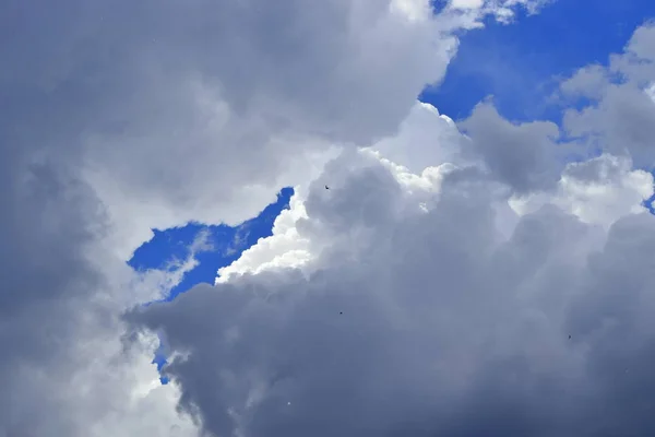 Gråvita Moln Mot Den Blå Himlen — Stockfoto