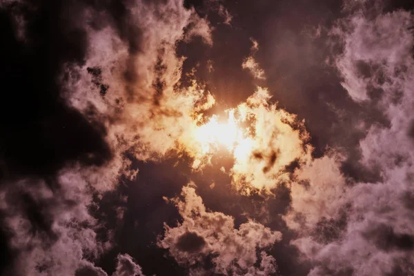 Gökyüzünün güzel manzarası, güneşli menekşe-turuncu renk.