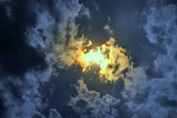 Schöner Blick Auf Den Himmel Mit Der Sonne Blau Orange Stockfoto