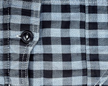 Cepli, arka planda mavi kareli kumaş