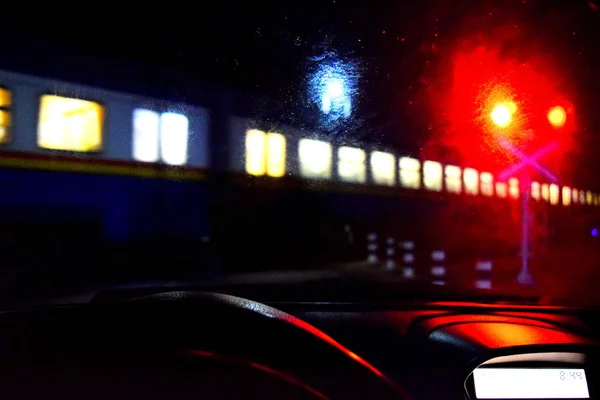 Bilen Stannade Framför Järnvägsspåren Passerar Tåget Fokusera Bil Instrumentbräda Royaltyfria Stockfoton