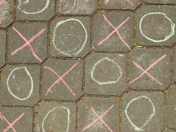 Tic-tac-toe kaldırım taşının üzerine tebeşirle çizilir.