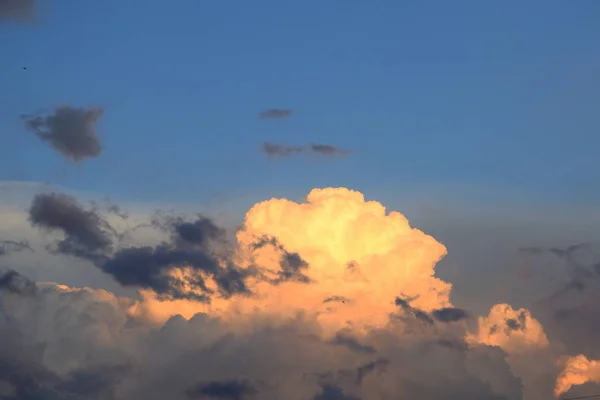 雲の上の夕日の光 ピンク色の雲の色 — ストック写真