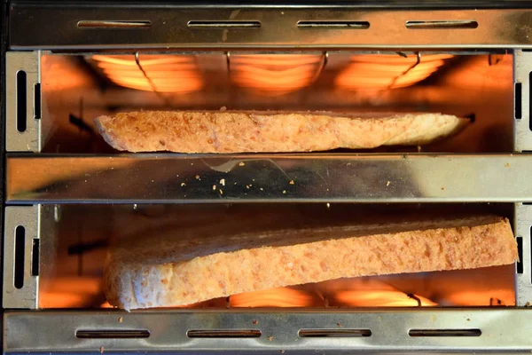 Lezzetli çıtır ekmek kızartma makinası, üst manzara.