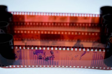 Peş peşe dört renkli fotoğraf filmi gösteriliyor.