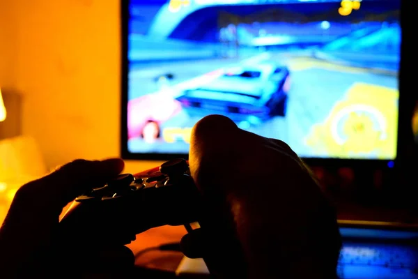 Akşamları bağlı bir joystick ile bilgisayar oyunu oynayın (ellere ve joystick 'e odaklanın)