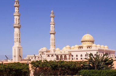 Mavi gökyüzü beyaz Camii arka plan üzerinde.