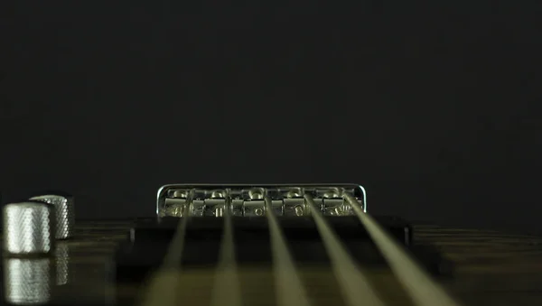 Gitar Karanlık Bir Arka Plan Üzerinde — Stok fotoğraf