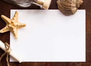 ahşap bir arka plan üzerinde deniz tarzında temiz levha.